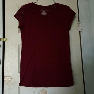 A maroon t-shirt.